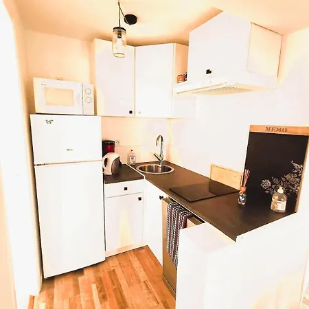 Apartment T2- 20m2 -plage De La Nartelle A 200m -piscine Au Sel - Parking - Bbq - Sejour Calme & Detente- Check-in De 15h A 20h Maximum- Propriete Le Reve D'azur Maxime *